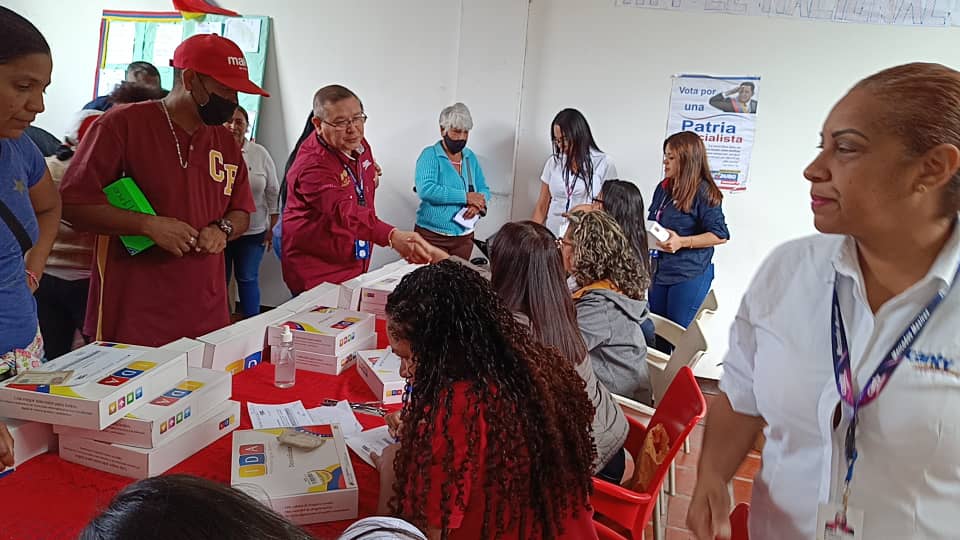 500 familias reciben equipos de TDA en Los Teques