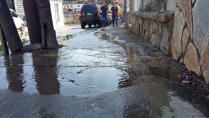 <strong>Bote de agua podría socavar calle El Liceo  </strong>
