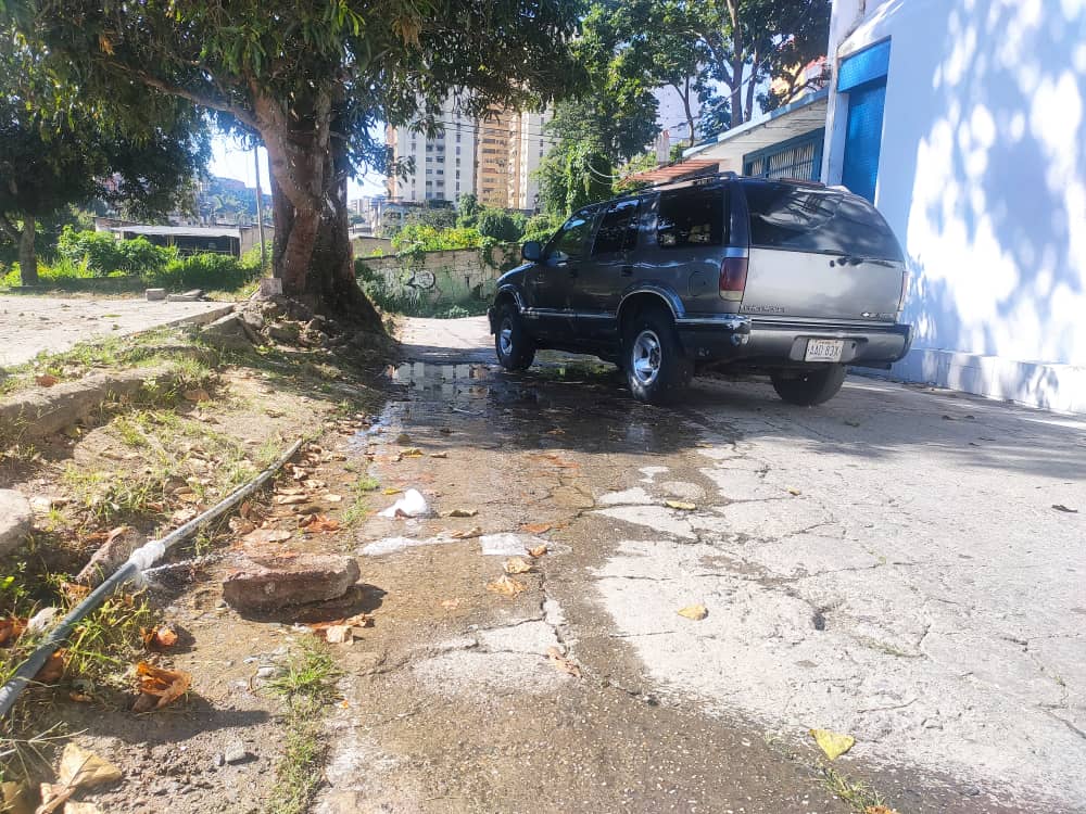 <strong>Se rompió tubo de agua potable en la calle Negro Primero</strong>