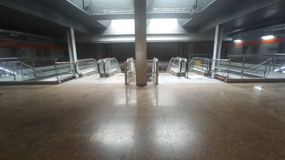 Denuncian daño en escaleras mecánicas de estación del Metro