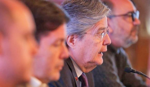 Ecuador ordena investigar corrupción en empresas públicas