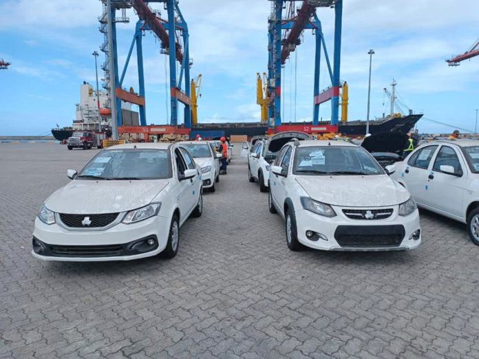 Llegaron al país 1000 vehículos iraníes modelo Saina