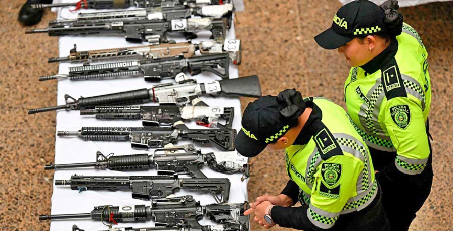 Policía de Colombia decomisa 33 fusiles a disidentes de FARC
