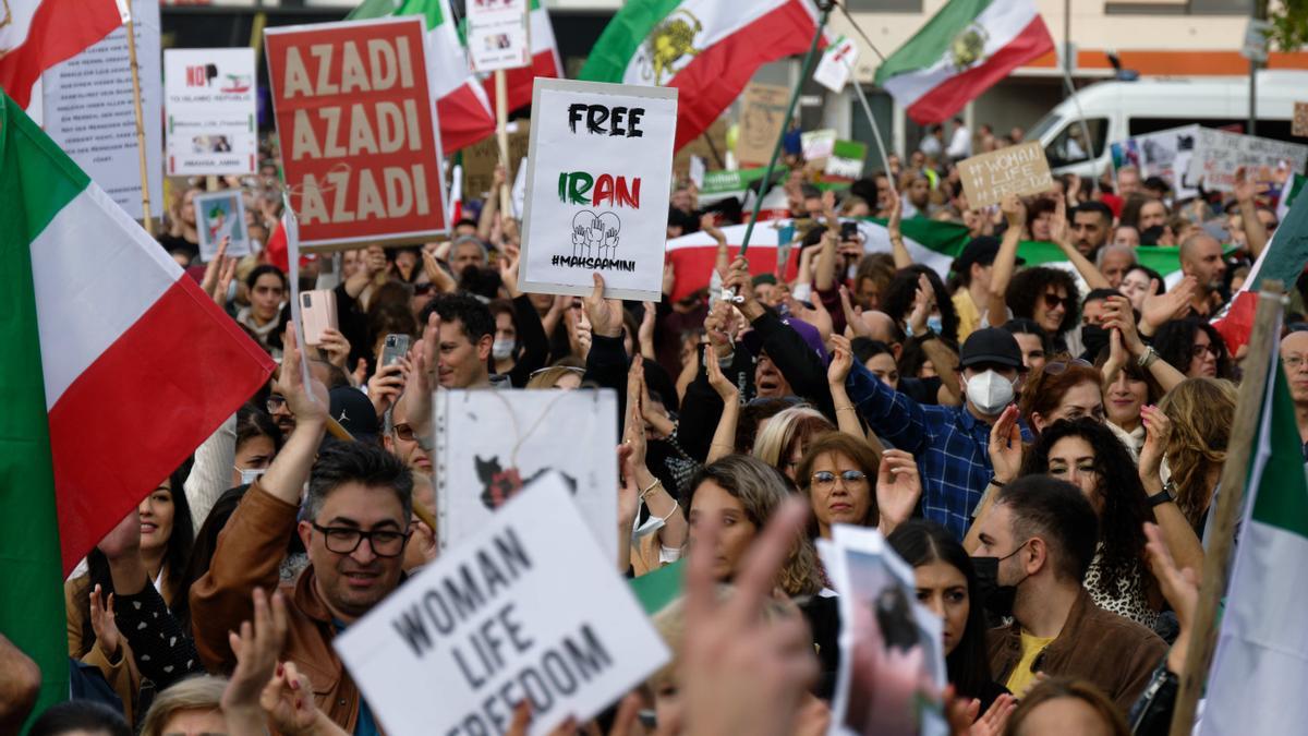 Irán ejecuta a dos hombres en relación con las protestas