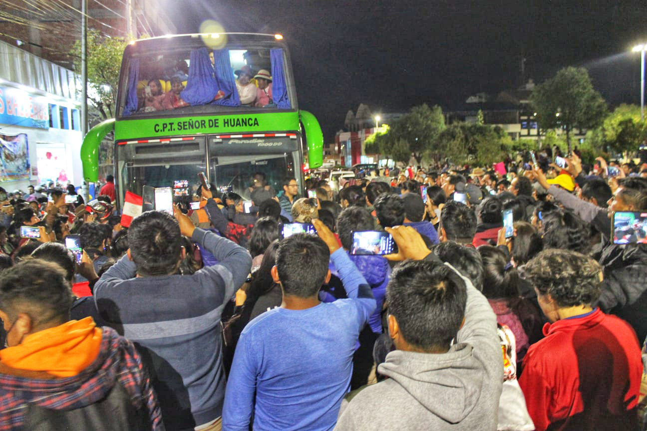 Campesinos de Perú marchan a Lima para pedir la renuncia de la presidenta