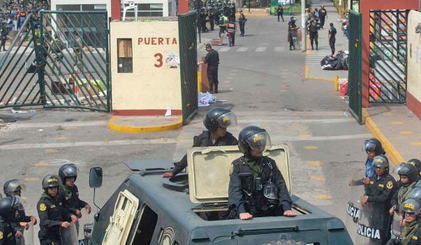 Policía peruana detiene a más de 200 manifestantes