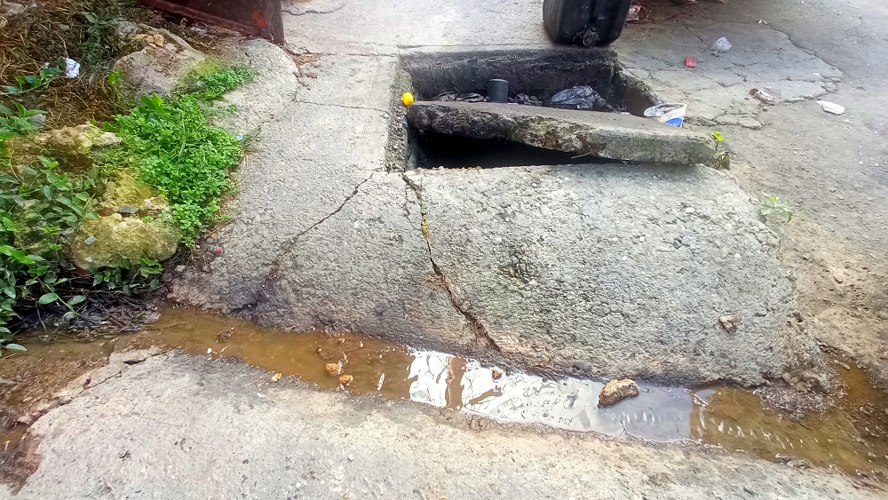 <strong>Tuberías de aguas servidas colapsan en Ramón Vicente Tovar</strong>