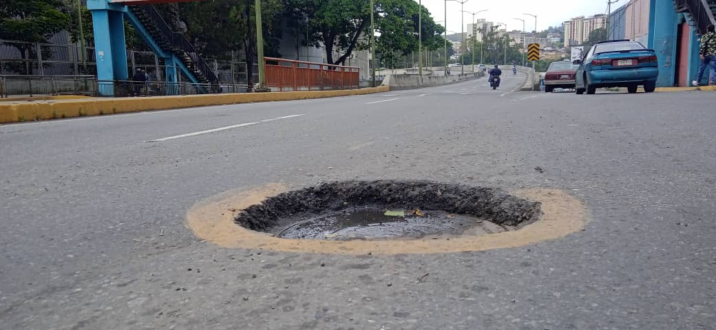 <strong>Tanquilla hundida alerta a conductores en la Avenida Bicentenario</strong>