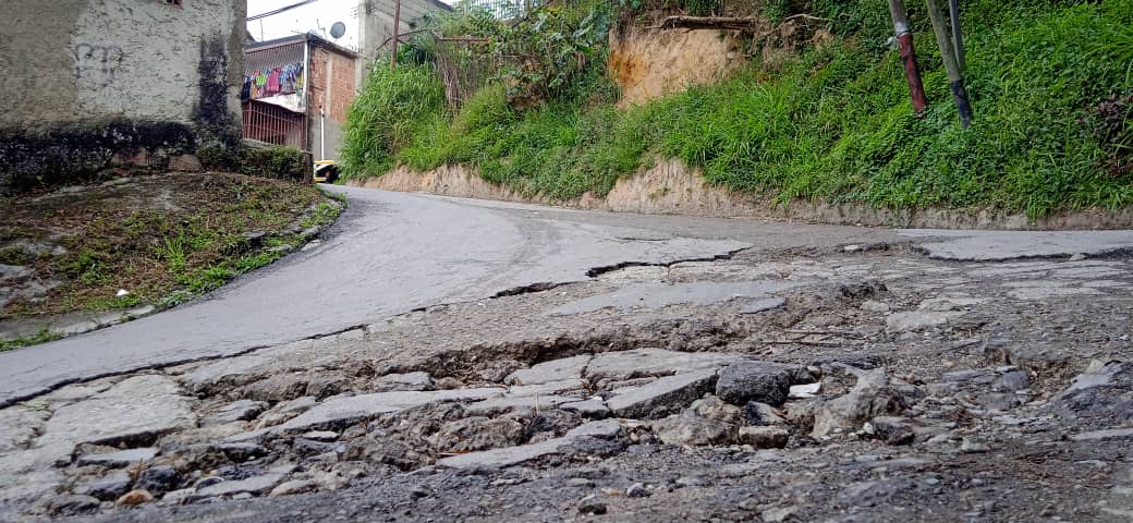 <strong>Gran tronera dificulta el paso en La Cruz</strong>