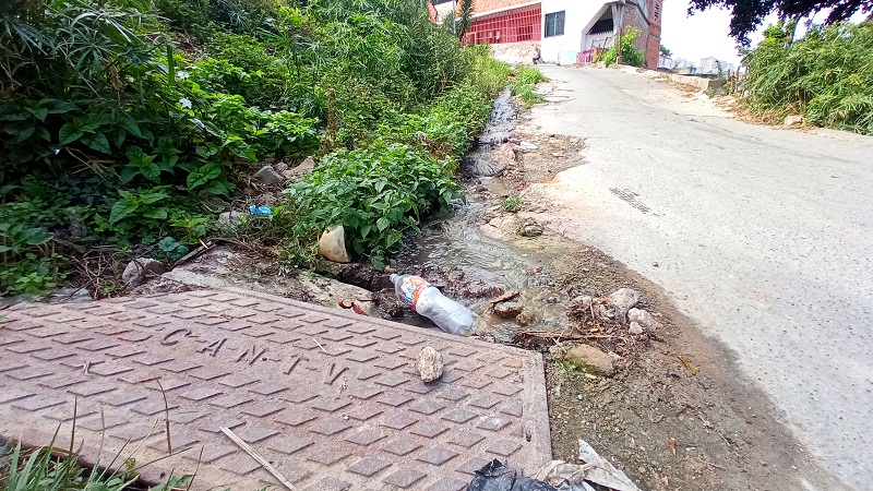 <strong>Bote de aguas servidas amenaza con dejar incomunicado a vecinos de La Revolución</strong>