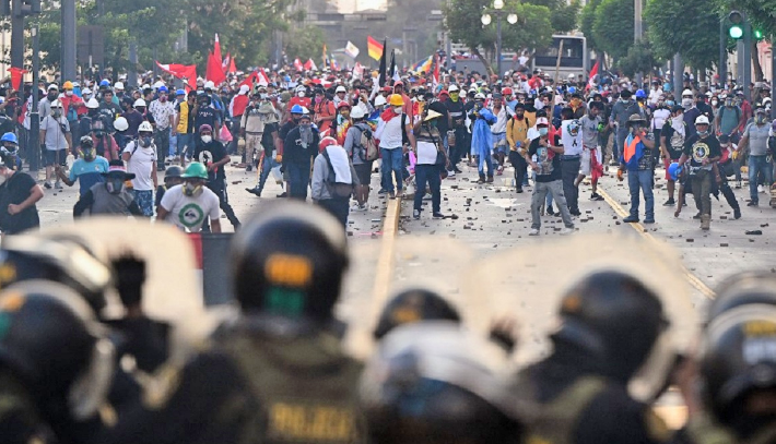 Violentas protestas dejan heridos en Lima