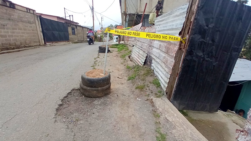 <strong>Talud de tierra amenaza con dejar incomunicada la vía en Santa Bárbara</strong>