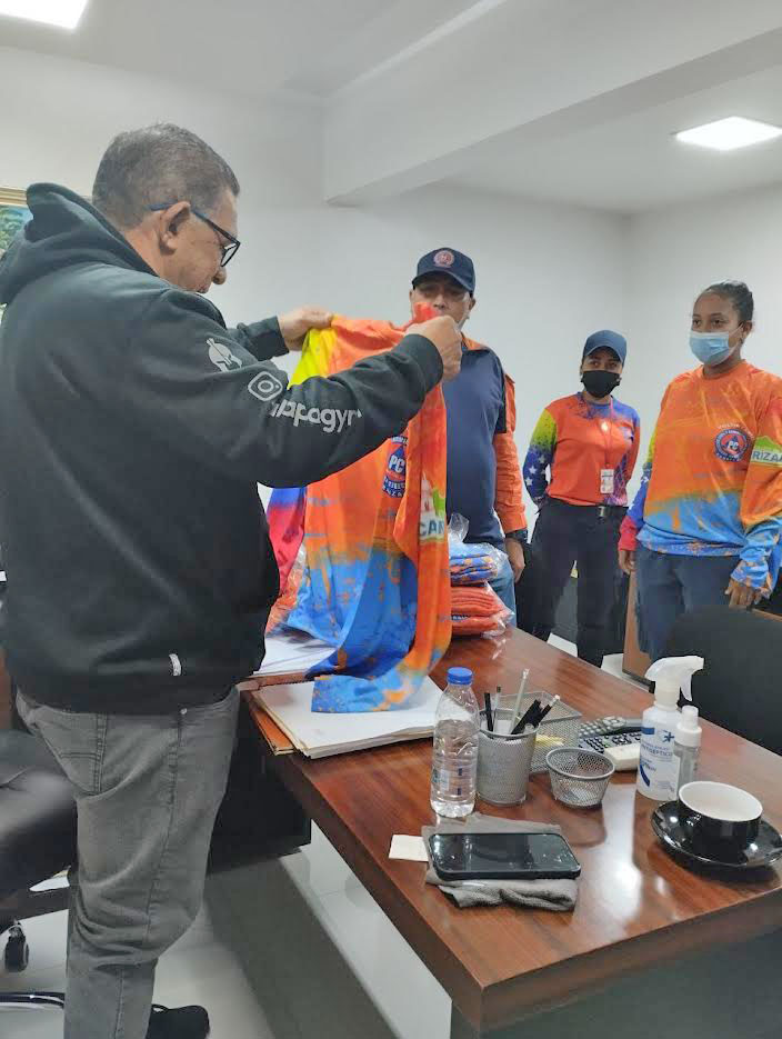 Morales entregó 20 uniformes a voluntarios de PC