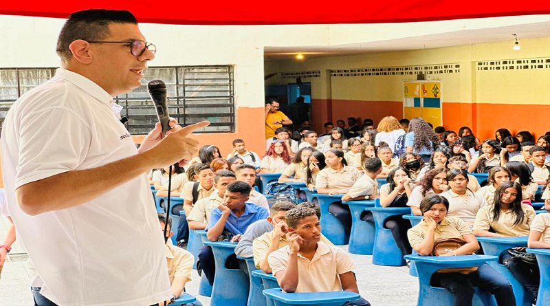 Desmiente que bachilleres impartirán clases de educación básica