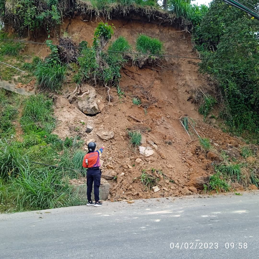 Deslizamiento de talud afecta caminerías en Carrizal