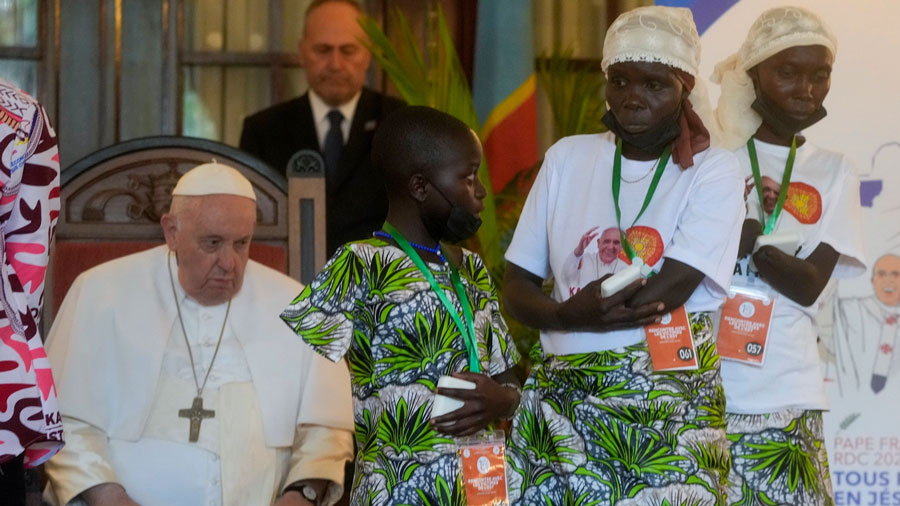 El papa: Basta de enriquecerse con recursos “manchados de sangre”