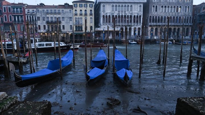 Un fenómeno de bajas mareas seca los canales de Venecia
