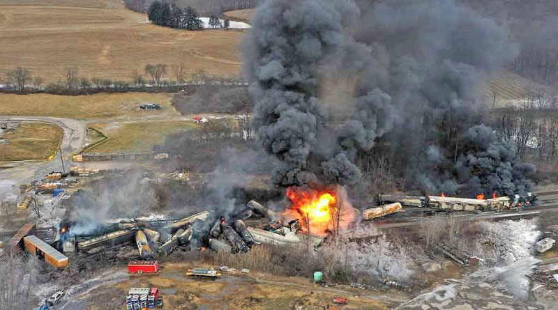 Ordenan evacuar comunidad en EEUU por descarrilamiento de un tren con químicos