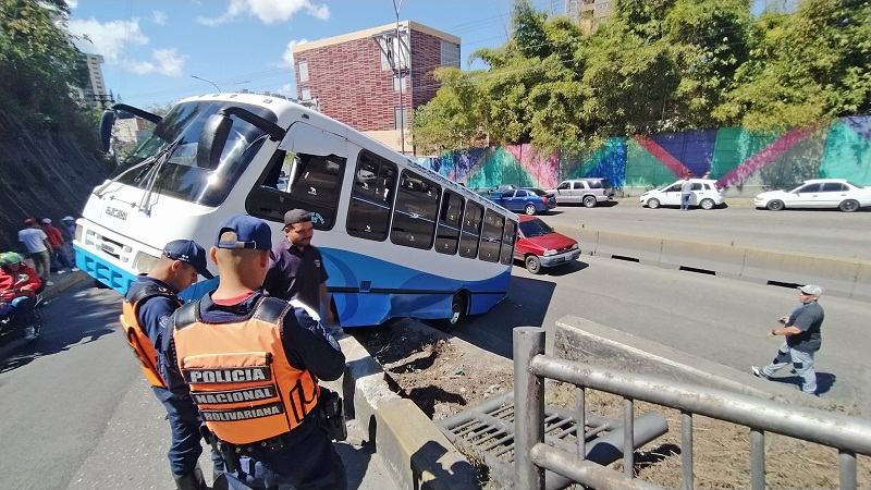 Autobús pierde el control en distribuidor de La Matica