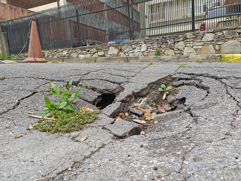 Súper hueco amenaza a vecinos de Los Nuevos Teques