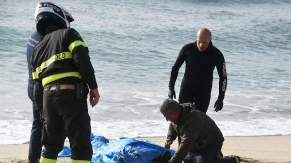 Aumenta a 63 cifra de muertos tras naufragio en costas de Italia