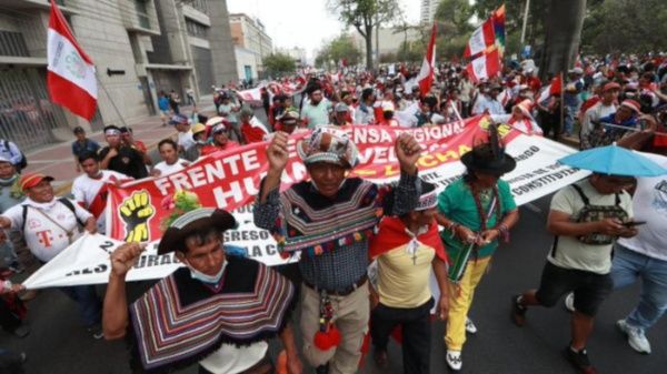 Movimiento indígena peruano continúa movilización hacia Lima