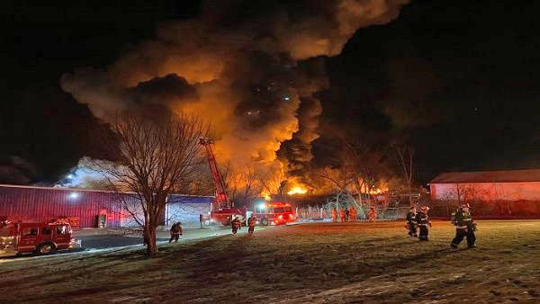 Tren se descarrila y provoca un gran incendio en Ohio