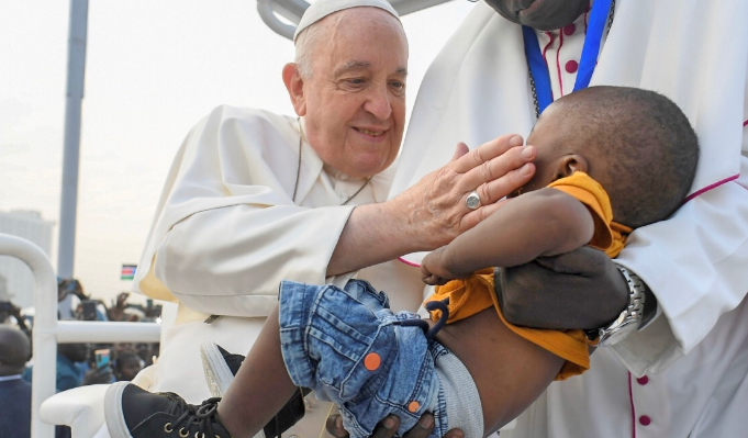 El papa llama a “deponer las armas” al cierre de visita a Sudán del Sur