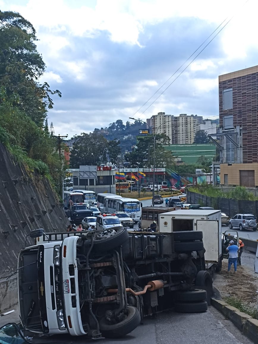 Camión volcado en la redoma de La Matica colapsa la ciudad