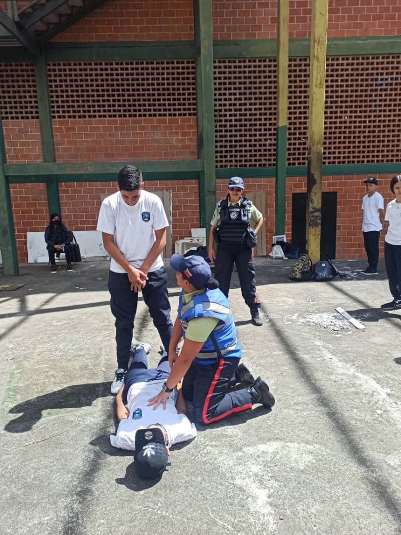 20 estudiantes de la UEP San Gabriel reciben taller de primeros auxilios