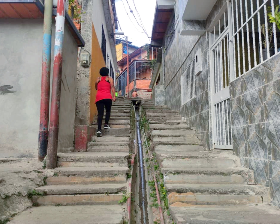 <strong>Alertan sobre deterioro de escaleras en La Llovizna</strong>