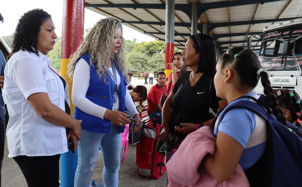 Tramitan permisos de viaje para menores en el Terminal