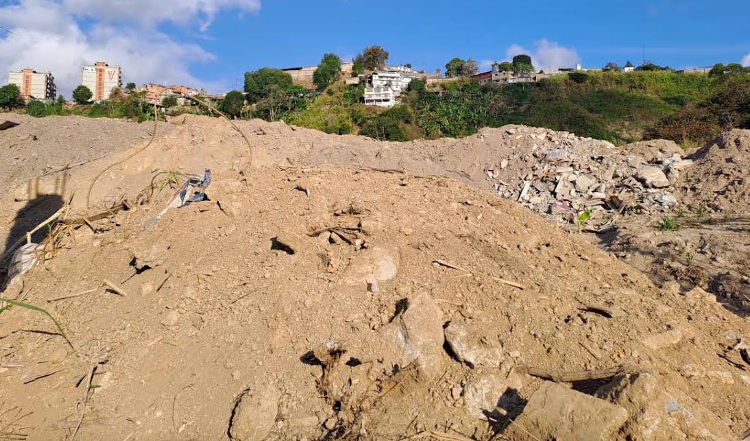 Frenan bote de escombros y basura