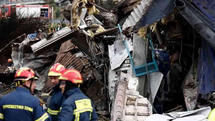 Asciende a 57 los muertos por choque de trenes en Grecia