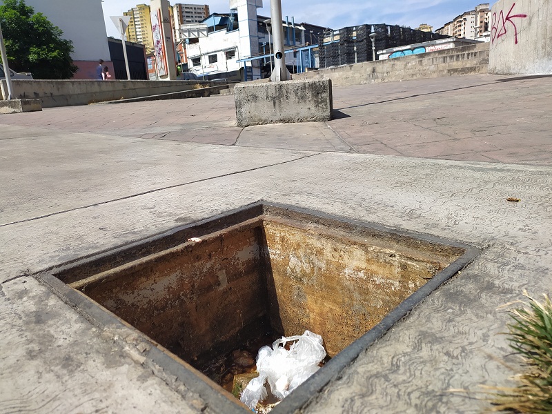 <strong>Denuncia una tanquilla abierta de aguas servidas en la calle Ribas</strong>