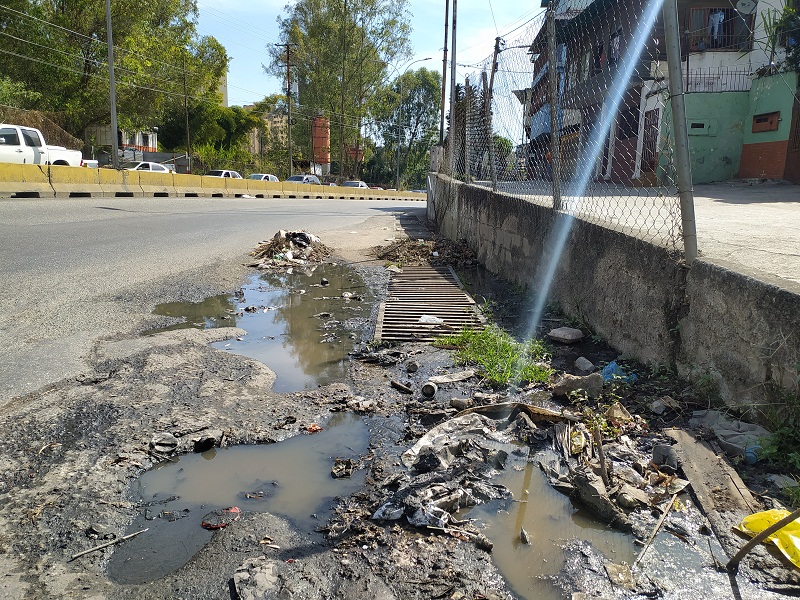 <strong>Bote de aguas servidas en plena Panamericana</strong>