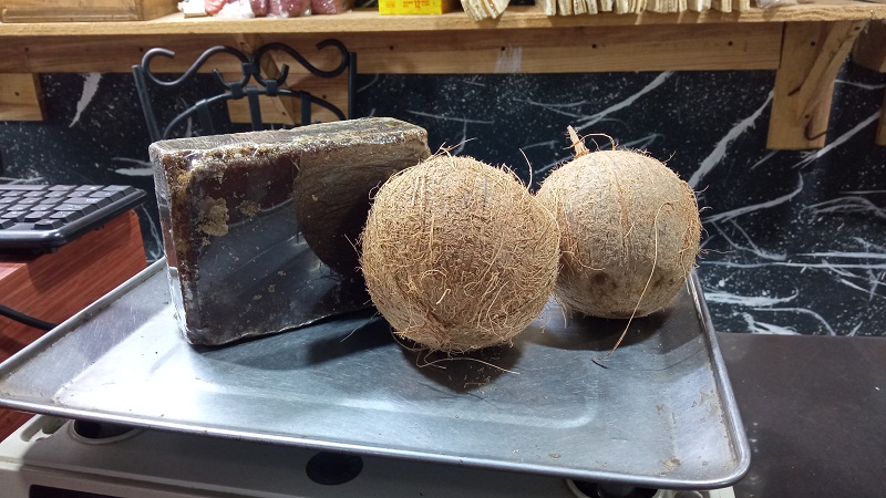 Para preparar conservas de coco se necesitan al menos Bs.85