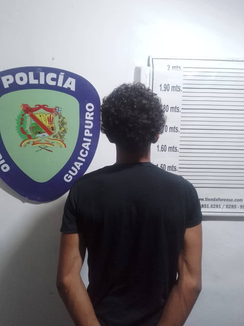 Dos adolescentes retenidos tras golpear a un hombre