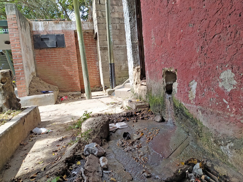 Aguas servidas colapsan en Gallo Pelón