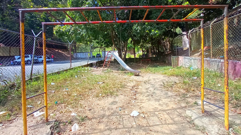 <strong>Parque infantil de residencias Tiuna en completo abandono</strong>