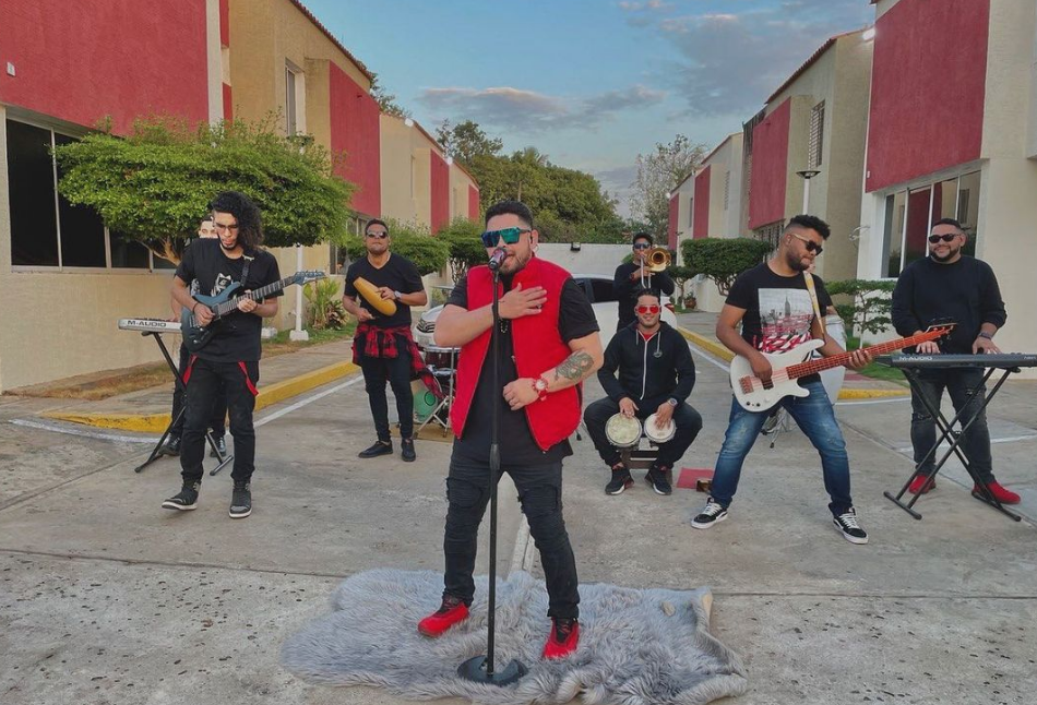 Kumbaque estrena su nuevo videoclip “De Rodillas”