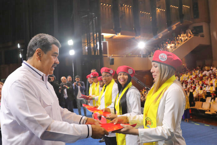 Maduro encabezó acto de graduación de 1.700 médicos en Medicina Integral