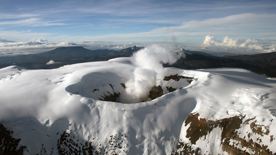 Decretan alerta naranja por erupción probable del volcán Nevado del Ruiz