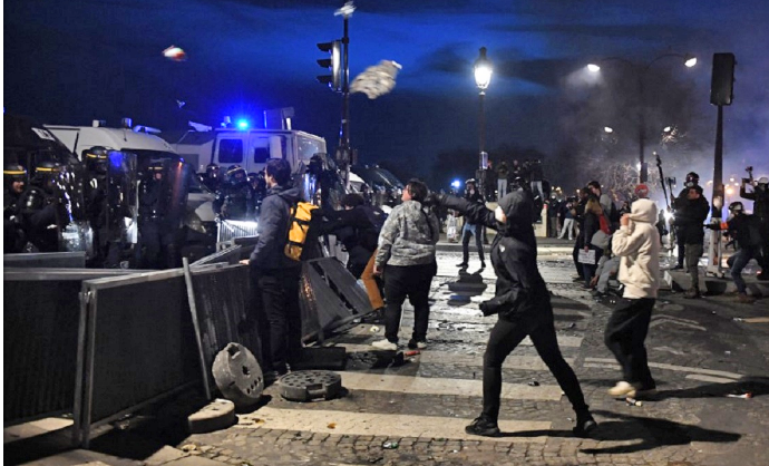En Francia detuvieron a 100 personas en protesta