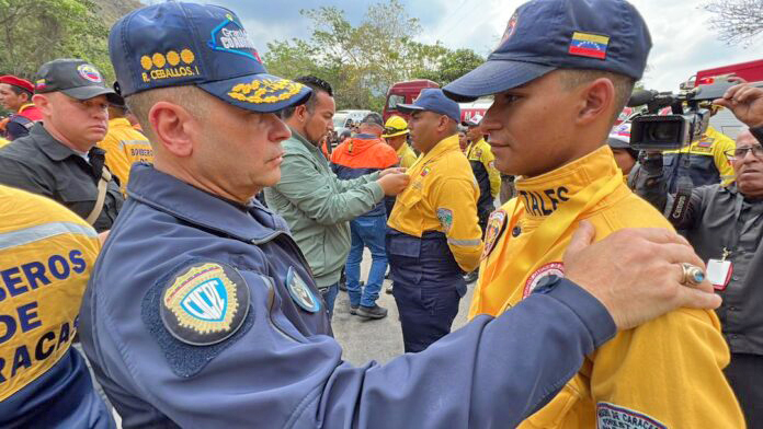 Condecorados 53 bomberos forestales de la Fuerza de Tarea Humanitaria