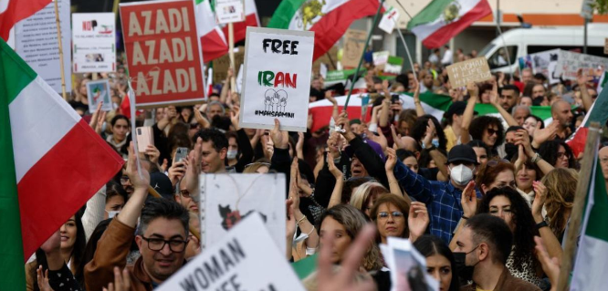 Irán da amnistía a 22.000 personas
