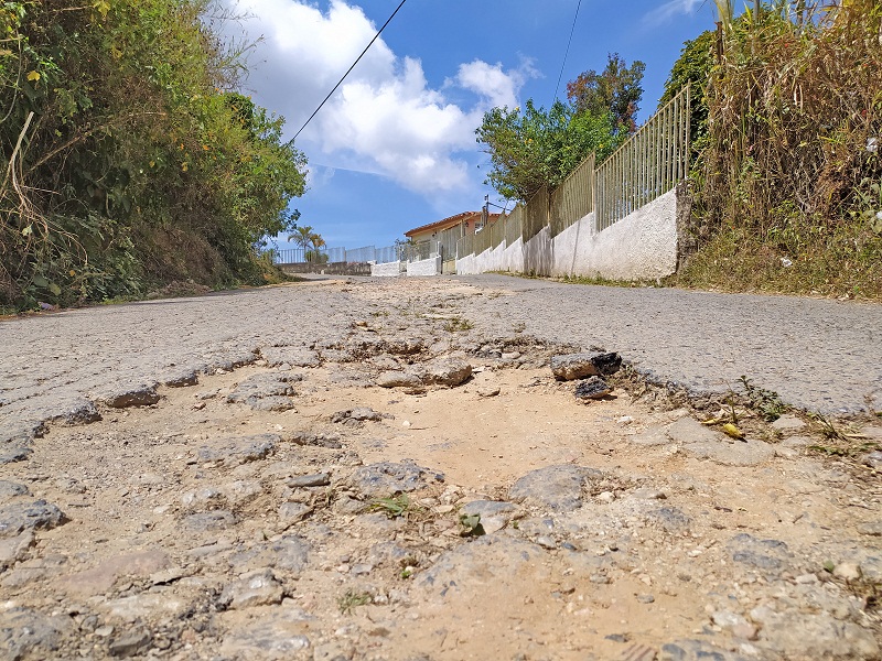 Huecos impiden circular con normalidad en calle Madre Juliana