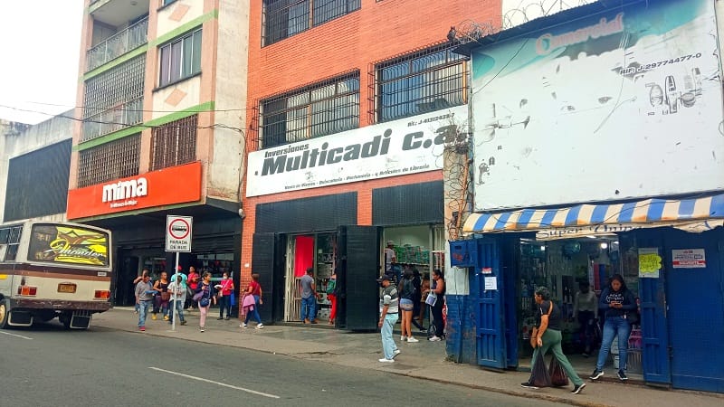 64% de las empresas privadas anclaron los salarios al dólar
