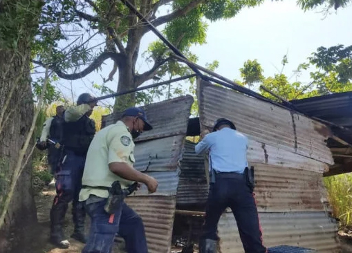 Policías destruyen cambuches de banda delictiva que estafa por Marketplace