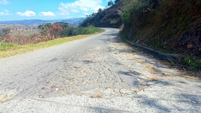 <strong>Vecinos de Los Duraznos rellenaron con tierra un “mega hueco”</strong>